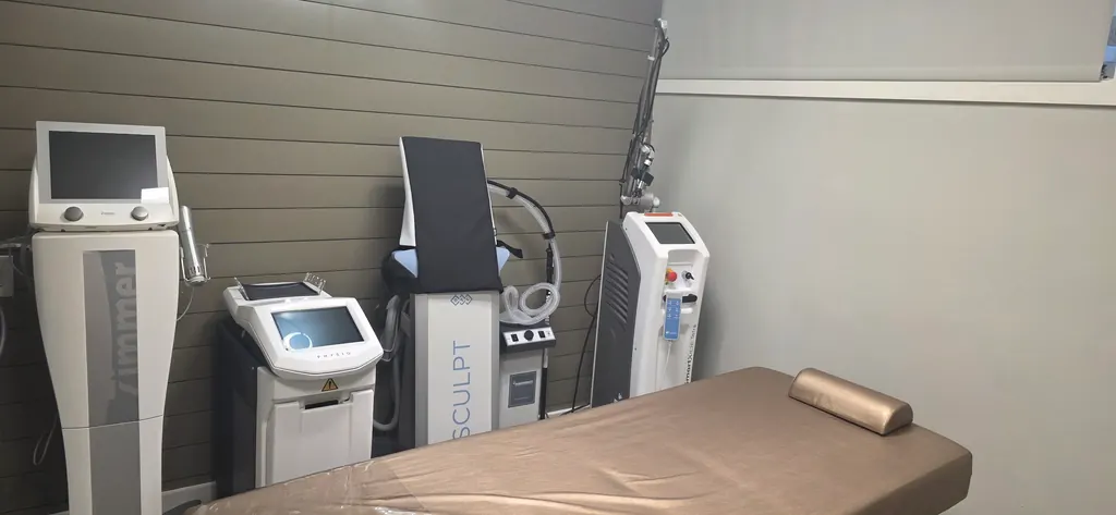The body contouring treatment room with its devices beside the bed